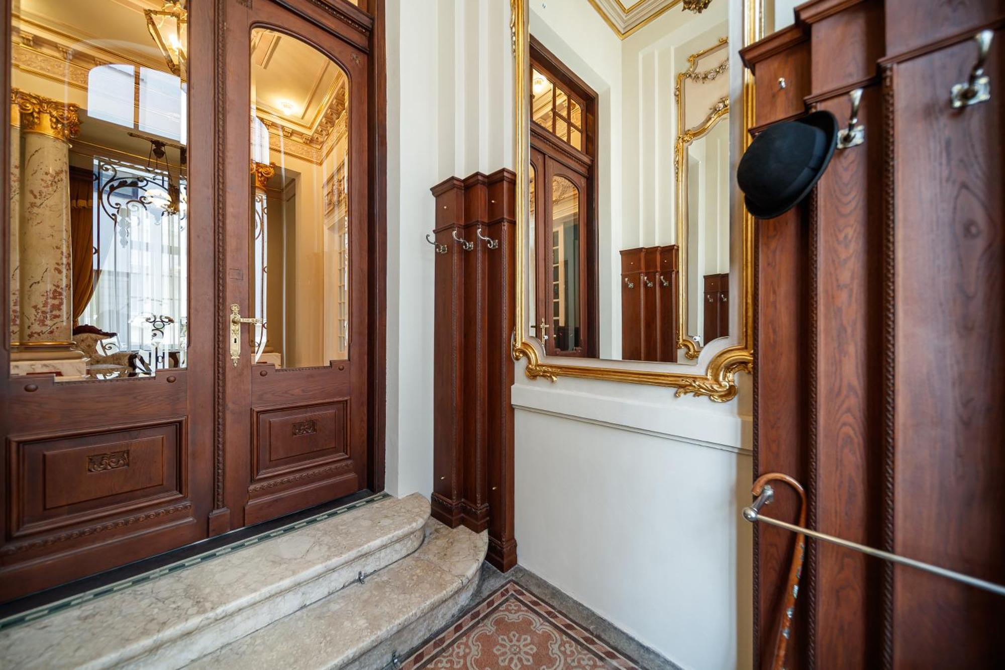Templum Clava Hotel Букурещ Екстериор снимка