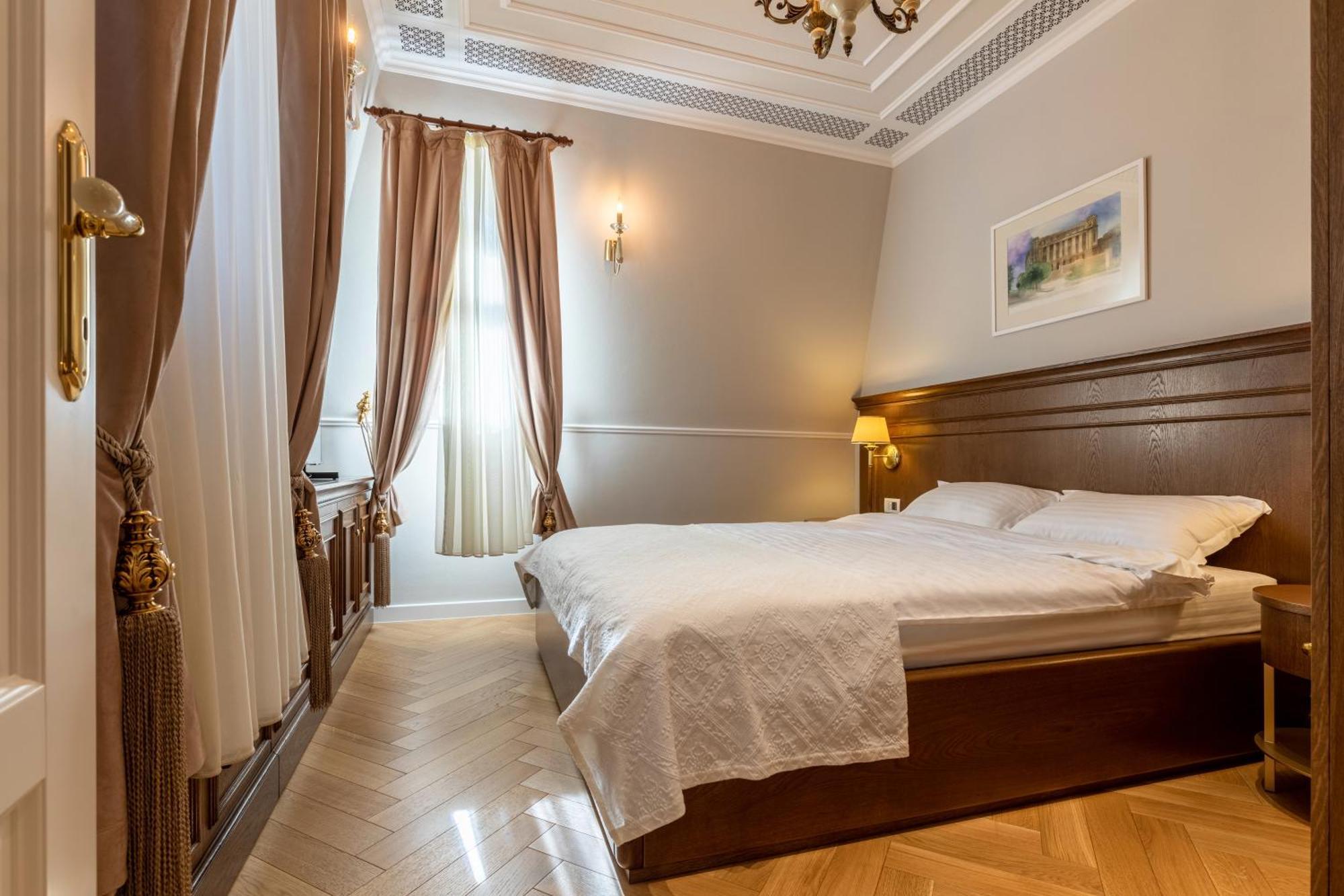 Templum Clava Hotel Букурещ Екстериор снимка